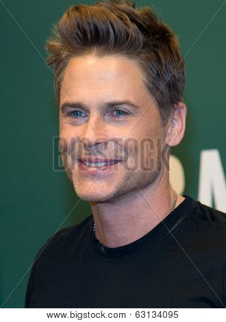 NEW YORK-APR 9: Actor Rob Lowe attends the book signing of 