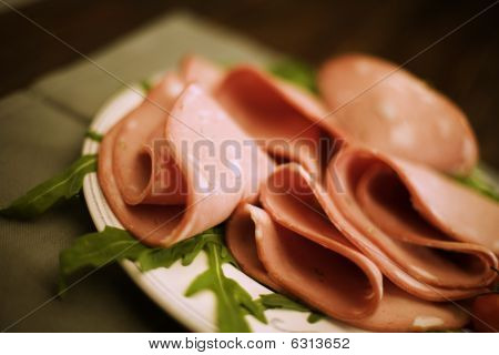 mortadella salami på bund af rucola salat