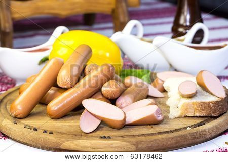 sausages on a wooden plate with vegetables in a restaurant
