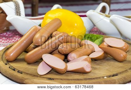 sausages on a wooden plate with vegetables in a restaurant