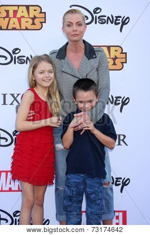LOS ANGELES - OCT 1:  Kylie Rogers, Jaime Pressly, Dezi Calvo at the VIP Disney Halloween Event at Disney Consumer Product Pop Up Store on October 1, 2014 in Glendale, CA