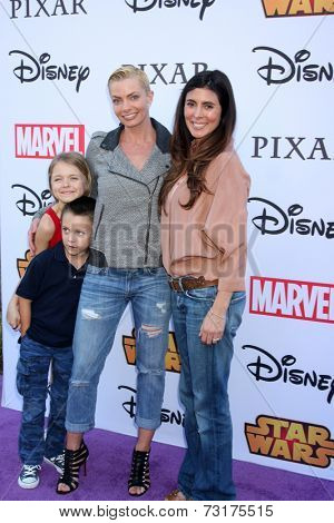 LOS ANGELES - OCT 1:  Kylie Rogers, Dezi Calvo, Jaime Pressly, Jamie-Lynn Sigler at the VIP Disney Halloween Event at Disney Consumer Product Pop Up Store on October 1, 2014 in Glendale, CA
