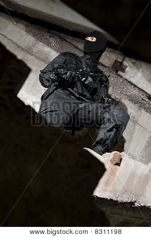Voják, který stojí na schodišti