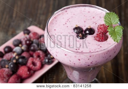 Smoothies Of Frozen Raspberries And Black Currant    .
