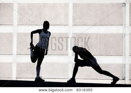 Deux femmes étirement avant la course.