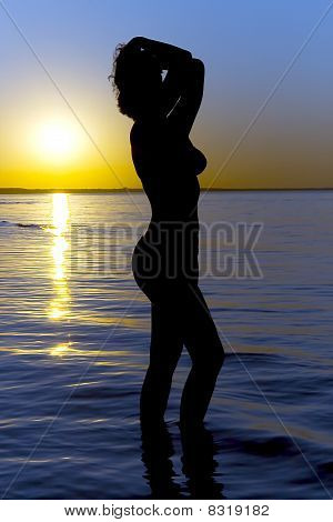 Silhouette der Frau am Sonnenuntergang