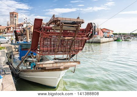 Dredge snow blower for fishing bivalve molluscs mounted on a fishing boat