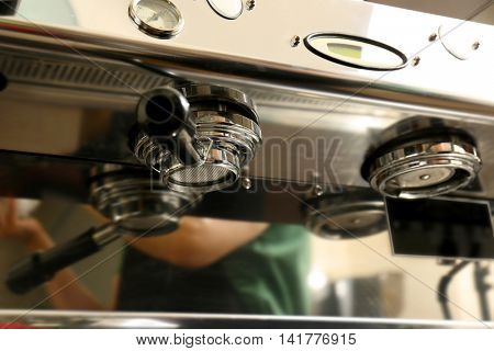 Bottomless portafilter in automatic coffee machine