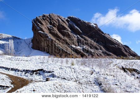Rocha, neve e árvores