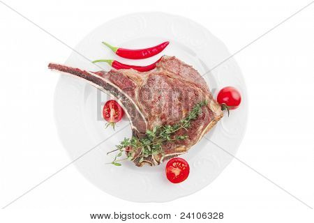 santoreggia: arrosto di manzo di ricambio rib su piatto bianco con posate Timo pepe e pomodoro isolato sopra whi