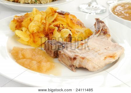 Kotlet schabowy z ziemniakami zapiekane