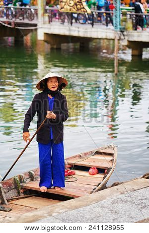 Hoi An, Vietnam - February 16, 2016: Senior Vietnamese Woman In A Boat At The Embankment Of Thu Bon 
