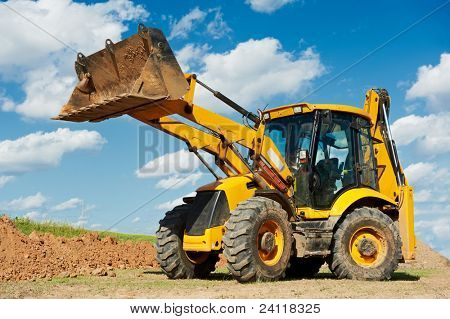 Mobilbagger-Ladeprogramm mit Heckbagger entladen Sand am Eathmoving arbeitet in Baustelle
