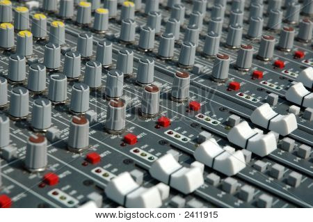 Griffe des Managements des Vorstands den Soundprozessor (Mixer).