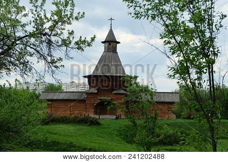 Moscow, Russia, May 12, 2018, Architectural Ensemble In Kolomenskoye Park, A Monument Of Wooden Arch