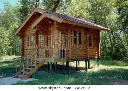 Das Holzhaus mit Veranda.