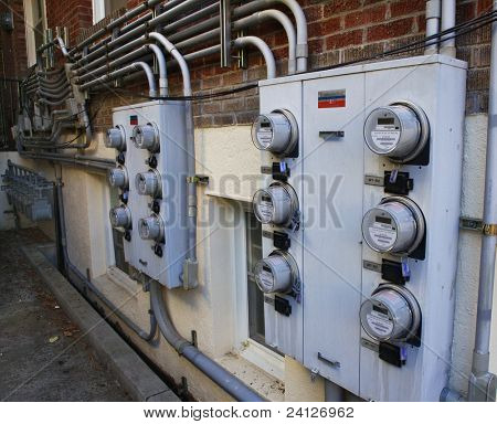 Několik řádků elektrických a plynoměry na straně cihlový byt