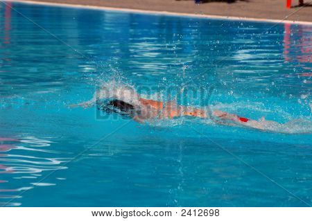 Der Schwimmer im Wasser.