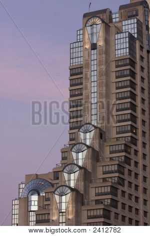 Hochhaus-Hotel in San Francisco vor Sonnenaufgang