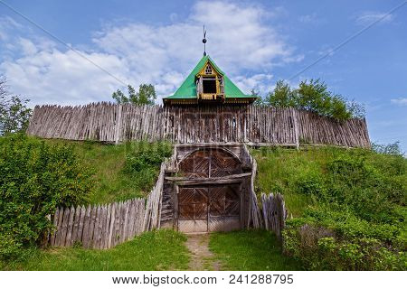 Old Wooden Fortress In Pereyaslav-khmelnitsky. Old Wooden Fortress Traditional Settlement Of Wood Uk