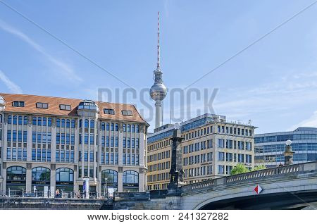 Berlin, Germany - April 22, 2018: Eastern Shore Of The River Spree Spreeufer With The Building Of Th