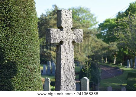 Picture Of A Cross In A Graveyard