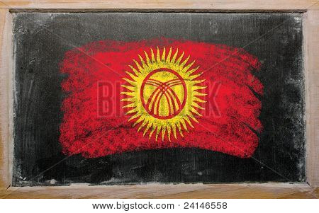 Flagga Kirgizistan på tavlan målas med krita