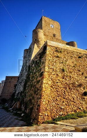 Termoli is a seaside resort famous for its charming and ancient downtown.The old downtown has medieval origins, it is perched on a rocky promontory, and it is characterized by narrow streets.