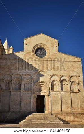 Termoli is a seaside resort famous for its charming and ancient downtown.The old downtown has medieval origins, it is perched on a rocky promontory, and it is characterized by narrow streets.