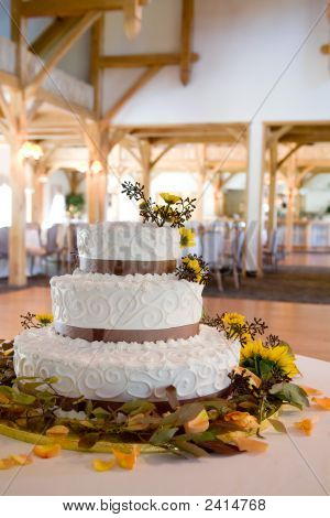 Bolo de casamento com muitos detalhes