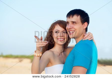 couple embrassant sur plage
