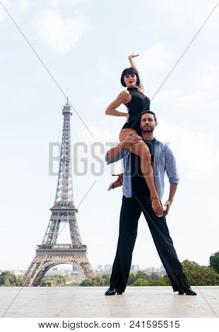 Dance Couple In Front Of Eifel Tower In Paris, France. Beatuiful Ballroom Dance Couple In Dance Pose