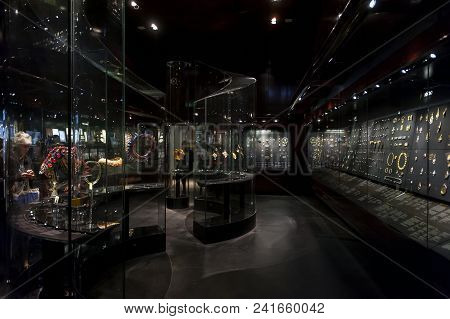 London, Uk – April 2018: Jewellery Exhibition At The William And Judith Bollinger Gallery In Victori