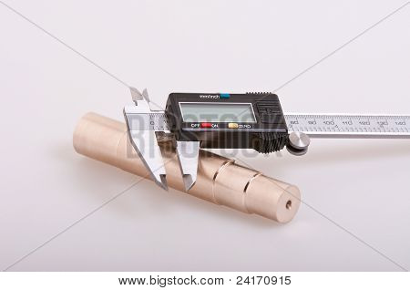 Digitální posuvné měřítko na bronzové kohoutek.