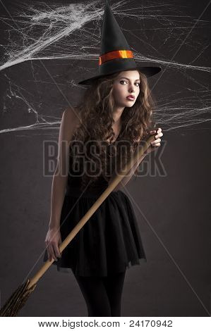 Nettes Mädchen gekleidet als Halloween Hexe