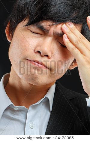 Hombre de negocios cansado con la cabeza