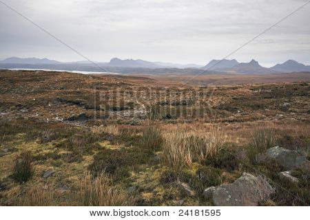 遠くの丘のスコットランドの風景