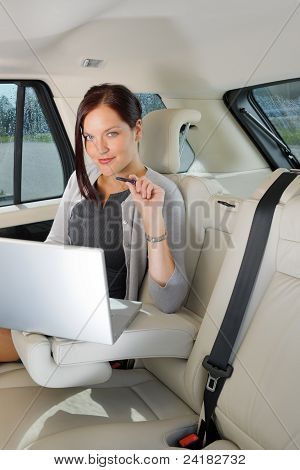 Výkonný podnikatelka pracovní notebook auto sedadlo