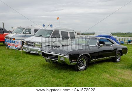 Anglesey, Uk: Feb 20, 2018: American Car And Day Vans On Display At The Anglesey Vintage Rally