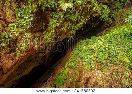 龙水峡地缝峡谷岩壁the Rock Wall Of The Canyon Of Longshui Gorge