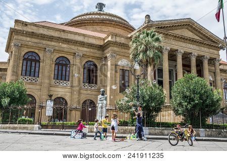 Palermo, Italy - April, 2018: Street Artist Making Soap Bubbles On The Street In Piazza Giuseppe Ver