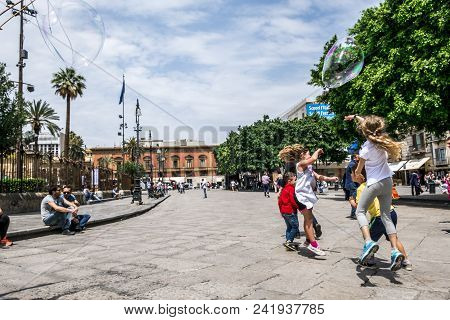 Palermo, Italy - April, 2018: Street Artist Making Soap Bubbles On The Street In Piazza Giuseppe Ver