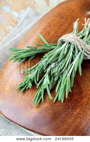 Rosemary gebonden op een houten tafel
