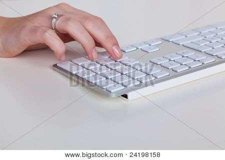 mano sulla tastiera del computer