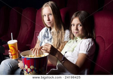 zwei schöne Mädchen, die einen Film im Kino