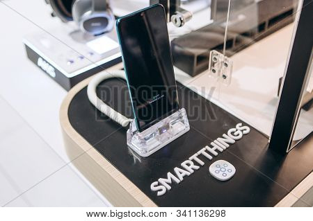 New Modern Cell Phone From Samsung Based On The Android Operating System