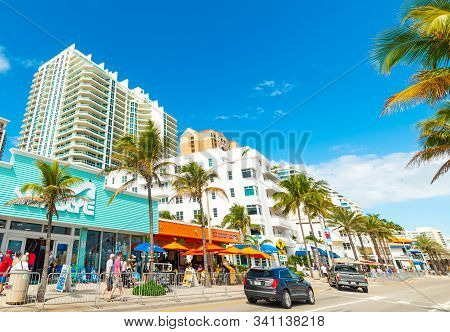 Fort Lauderdale, Usa - February 22, 2019: People In Ft Lauderdale Seafront On A Sunny Day