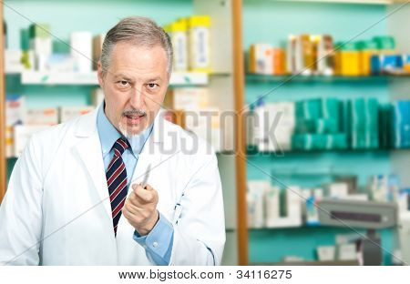 Portret przyjazny chemik w jego sklepie