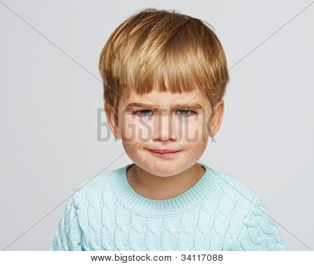 lustige Baby Boy in blauen Pullover Porträt