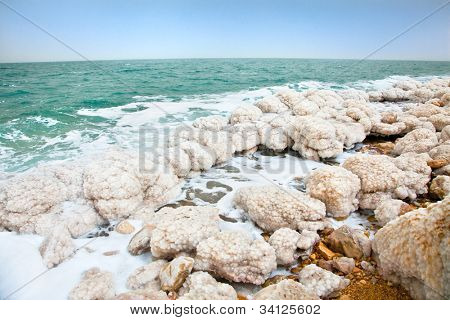 สะสมเกลือชายฝั่งทะเลเดดซีใน Ein Gedi oase อิสราเอล